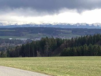 Blick Von Grabener Hoehe Zum Haus Mandorla